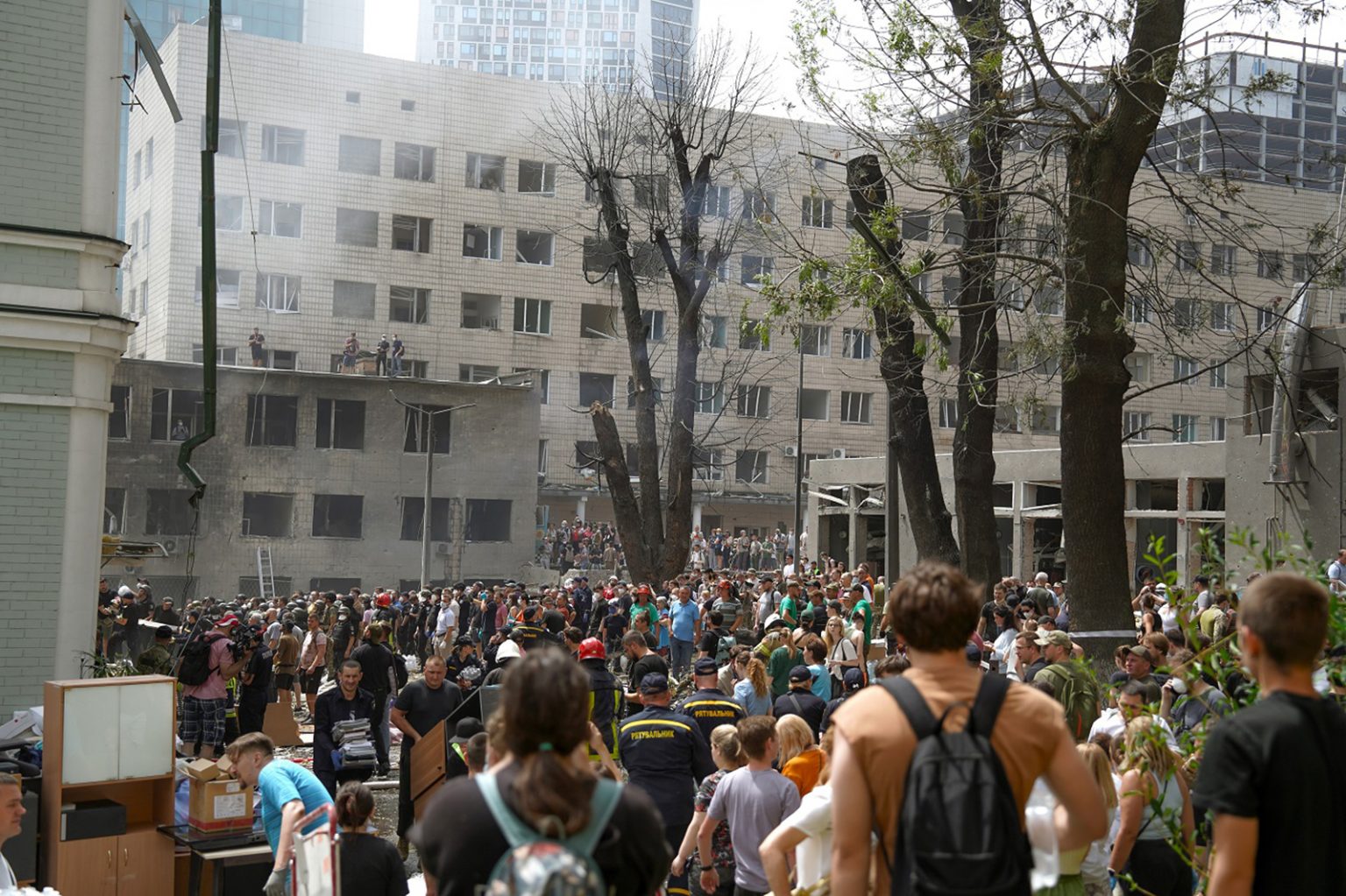 Helfer durchsuchen die Trümmer des Krankenhauses Okhmatdyt in Kiew nach Überlebenden und Opfern. ADRA Ukraine unterstützt die Betroffenen in der sommerlichen Hitze mit Trinkwasser, psychologischer Hilfe und Ladestationen für Handys. (Foto: ADRA Ukraine)