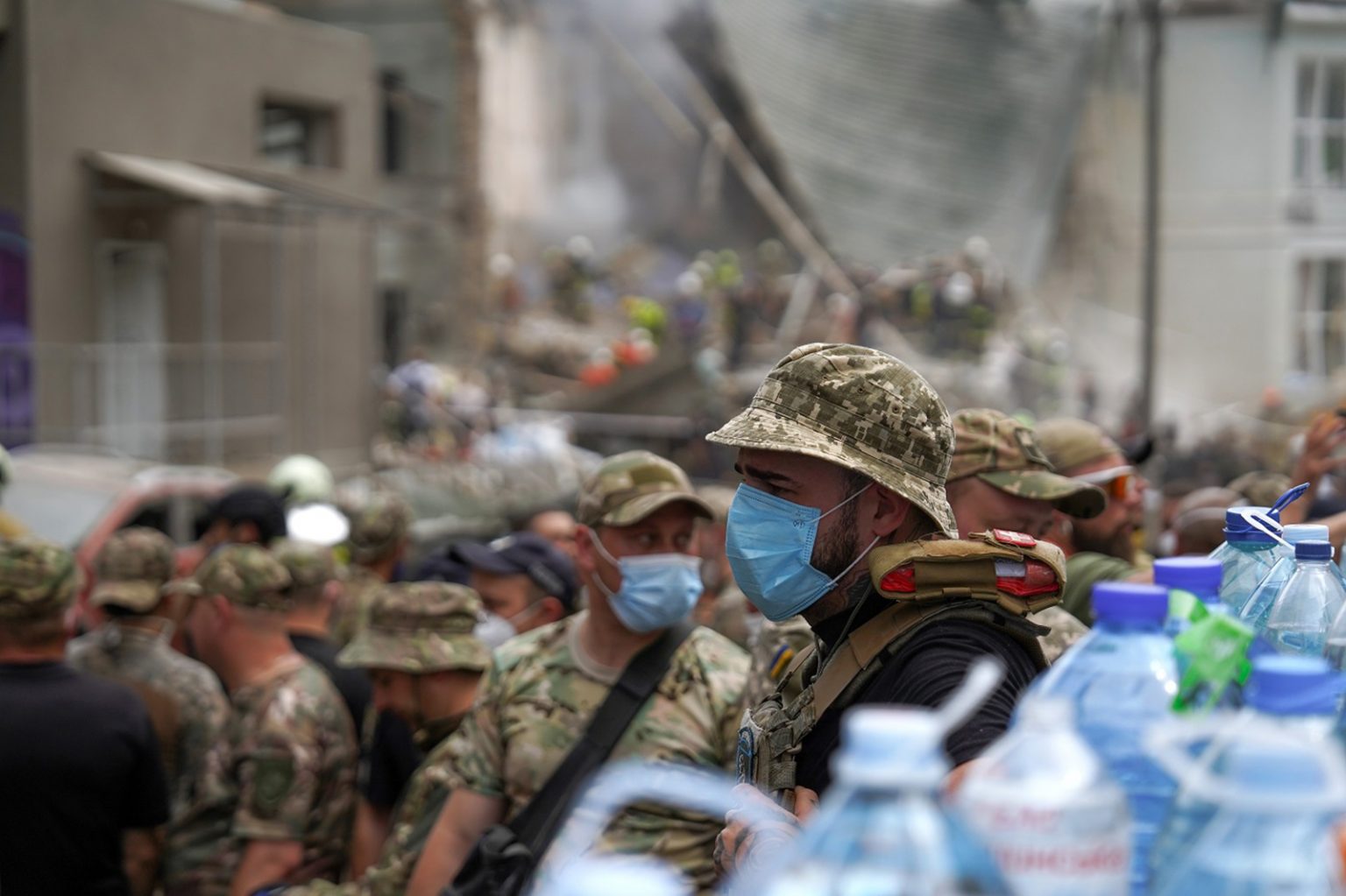 Rettungskräfte durchsuchen die Trümmer des Okhmatdyt Krankenhauses in Kiew nach Überlebenden und Opfern. ADRA Ukraine bietet vor Ort Trinkwasser, psychologische Hilfe und Ladestationen für Handys an, um den Betroffenen in der sommerlichen Hitze zu helfen. (Foto: ADRA Ukraine)
