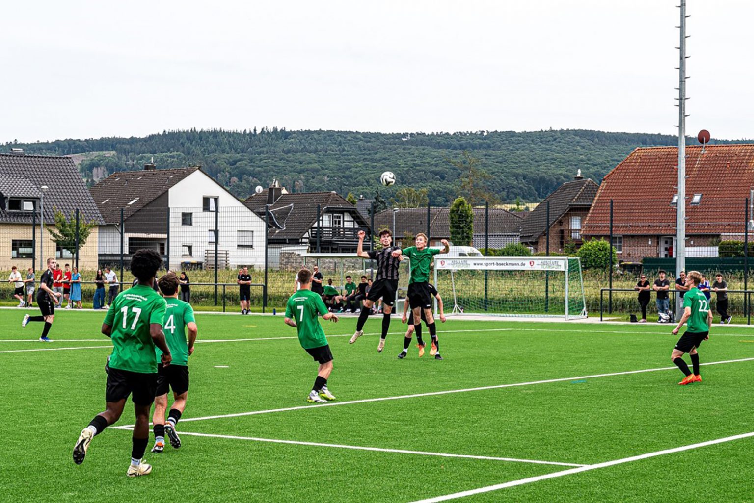 Mit dem Auftaktspiel der B-Jugendmannschaft SG Kirchheim/Arloff/Flamersheim gegen die Jugendmannschaft des SV Nöthen kehrt in Arloff-Kirspenich endlich wieder der Fußball und Sport zurück
