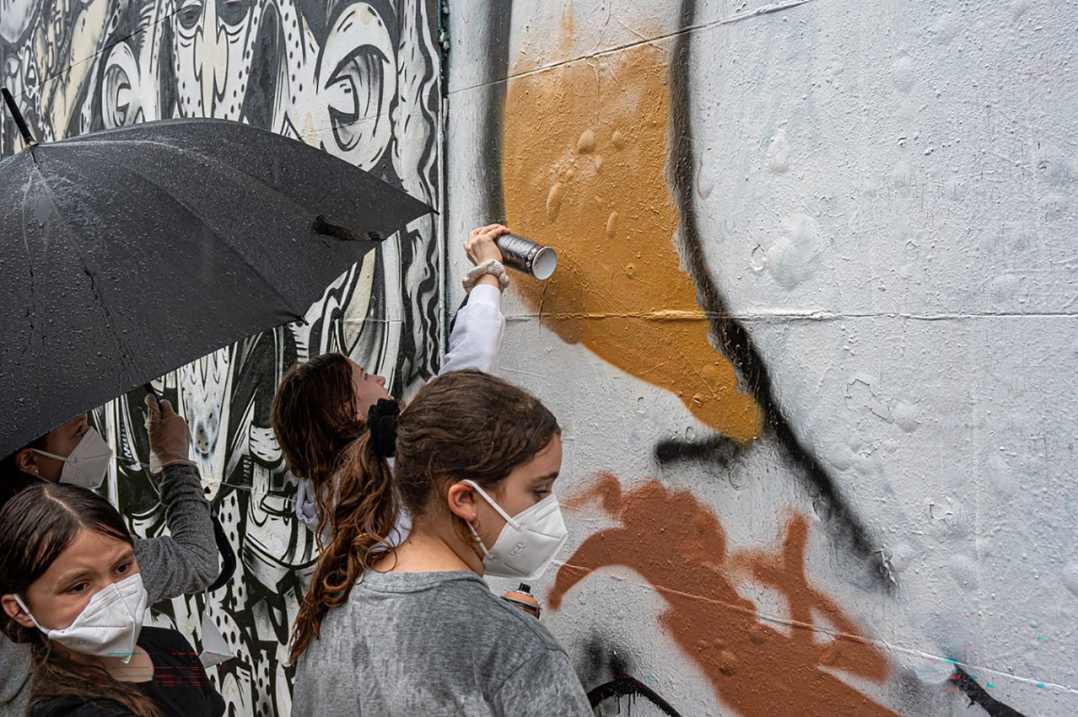 Zwei Hände formen ein Herz mit der Botschaft „Hate has no home here“ (Hass hat hier keine Heimat), die Rassismus verurteilt und für Toleranz in der Gesellschaft wirbt. (Foto: ADRA Deutschland e.V. Andreas Lerg)