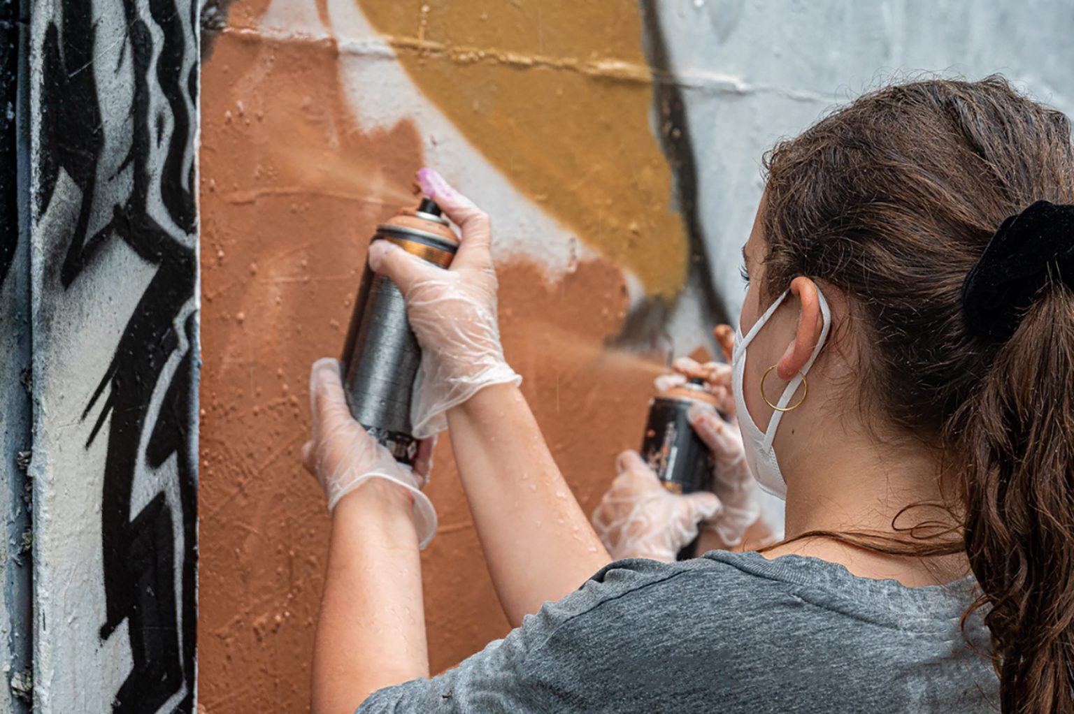 Zwei Hände formen ein Herz, in dem die Botschaft 'Hate has no home here' (Hass hat hier keine Heimat) steht, ein starkes Zeichen gegen Rassismus in unserer Gesellschaft. (Foto: ADRA Deutschland e.V./Andreas Lerg)