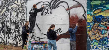 Zwei Hände formen ein Herz mit der Botschaft „Hate has no home here“ (Hass hat hier keine Heimat), die Rassismus verurteilt und für Toleranz in der Gesellschaft wirbt. (Foto: ADRA Deutschland e.V. Andreas Lerg)