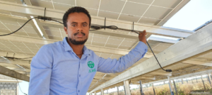 Ein ADRA-Mitarbeiter steht unter einer Solaranlage in Äthiopien und blickt in die Kamera. | © ADRA Deutschland e. V.