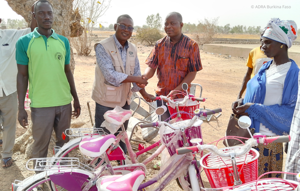 ADRA verteilt Fahrräder in Burkina Faso zur Förderung der nachhaltigen Landwirtschaft und Mobilität