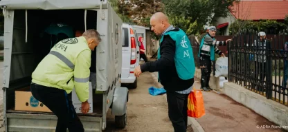 Hochwasser Mittel- und Osteuropa | ADRA-Helfer entladen Hilfspakete aus einem Transporter in einer vom Hochwasser betroffenen Region in Mittel- und Osteuropa. Die Pakete enthalten lebensnotwendige Güter wie Lebensmittel, Hygieneartikel und Decken, um den Betroffenen schnelle Unterstützung zu bieten.
