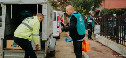 Hochwasser Mittel- und Osteuropa | ADRA-Helfer entladen Hilfspakete aus einem Transporter in einer vom Hochwasser betroffenen Region in Mittel- und Osteuropa. Die Pakete enthalten lebensnotwendige Güter wie Lebensmittel, Hygieneartikel und Decken, um den Betroffenen schnelle Unterstützung zu bieten.