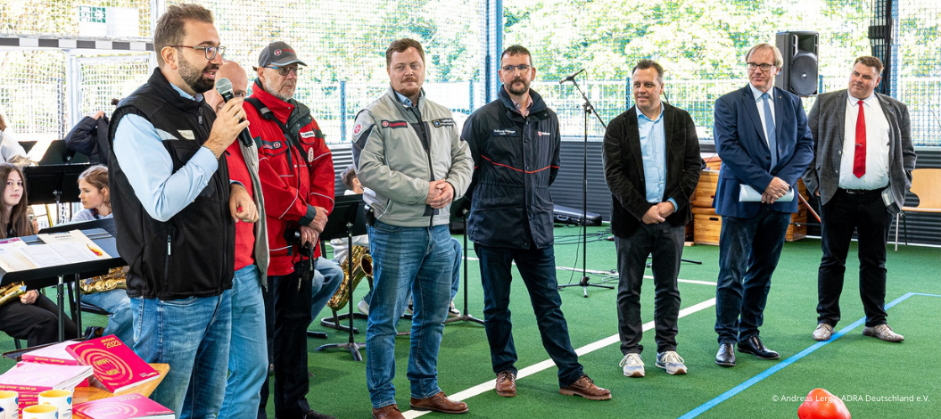 Nikolas Panic, Projektbetreuer bei ADRA Deutschland e.V. bei der Eröffnung der „MSE-Arena“ auf dem Gelände der Marienschule Euskirchen. (Foto: Andreas Lerg/ADRA Deutschland e.V.)