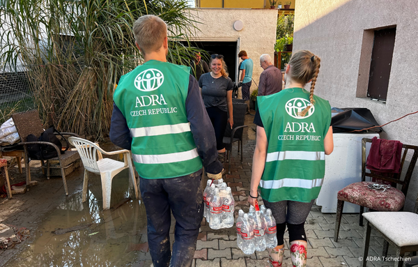 Ein Team von ADRA Tschechien verteilt Lebensmittel an Menschen, die vom Hochwasser in Mittel- und Osteuropa betroffen sind. Die Hilfsgüter werden in einer betroffenen Gemeinde verteilt, um den Grundbedarf der Betroffenen zu sichern.