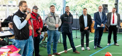 Nikolas Panic, Projektbetreuer bei ADRA Deutschland e.V. bei der Eröffnung der „MSE-Arena“ auf dem Gelände der Marienschule Euskirchen. (Foto: Andreas Lerg/ADRA Deutschland e.V.)