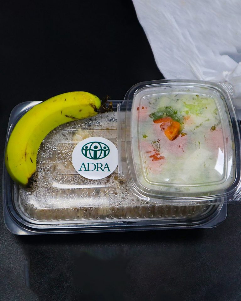 ADRA Libanon versorgt die vor dem Konflikt flüchtenden Menschen mit warmen Mahlzeiten, Lebensmitteln und Trinkwasser. Fotos: ADRA Libanon