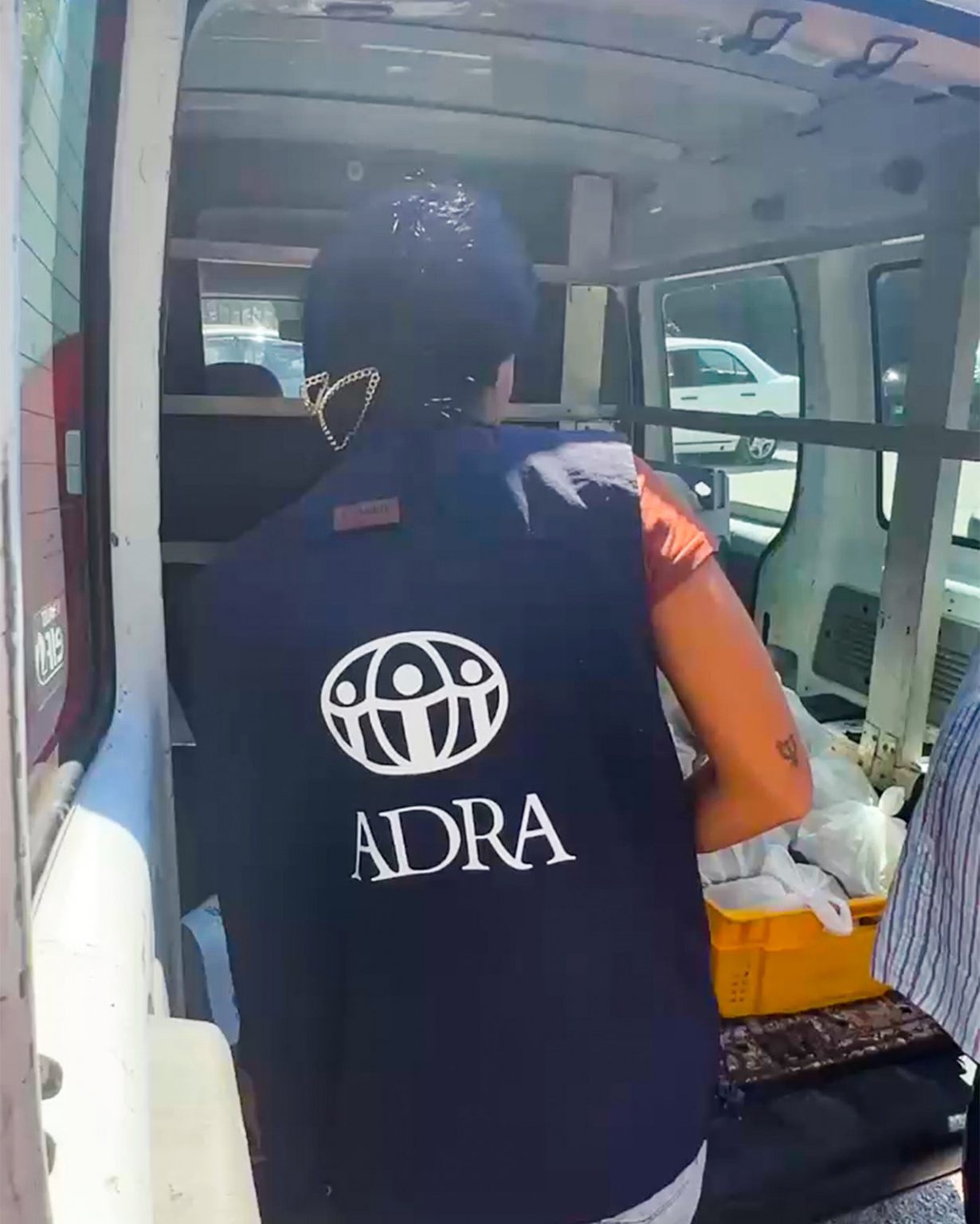 Eine ADRA-Mitarbeiterin im Libanon belädt einen Transporter mit Hilfspaketen für Bedürftige. | © ADRA Lebanon