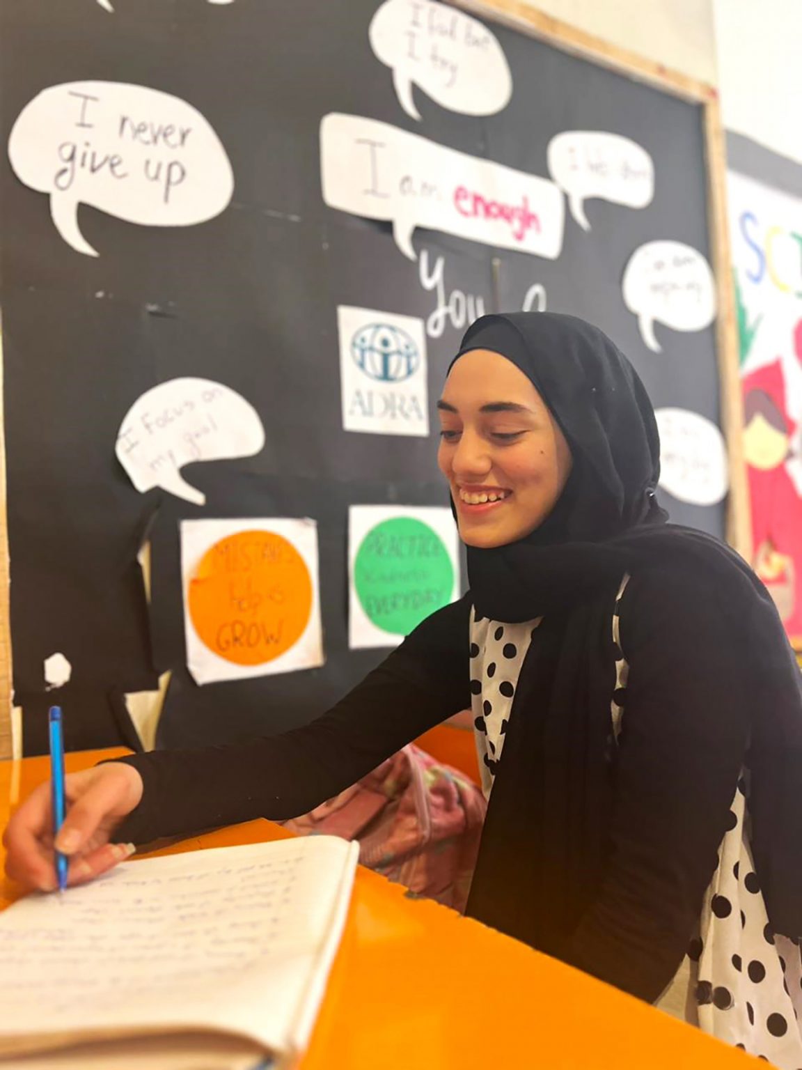 Die 16-jährige Abeer in Baalbek im Libanon nimmt an allen Unterrichtsstunden teil, um mehr über Frauenrechte, Menstruationshygiene und die Möglichkeiten zur Entwicklung ihrer Fähigkeiten zu erfahren. (Foto: ADRA Libanon)