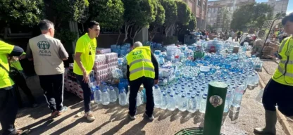 Tödliche Überschwemmungen in Spanien - Hunderte Wasserflaschen und Hilfsgüter werden vor einem Schulgebäude gestapelt.