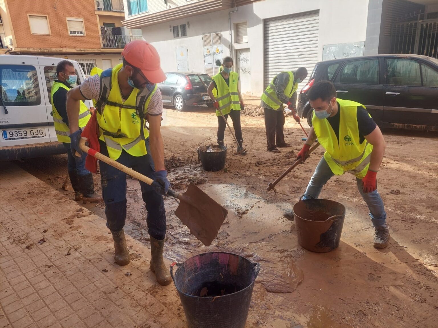 Helfer von ADRA Spanien beginnen nach den verheerenden Überschwemmungen mit den Aufräumarbeiten. Sie räumen Trümmer, Schutt und zerstörte Gegenstände aus den betroffenen Häusern und Straßen, um die Umgebung für die betroffenen Menschen wieder bewohnbar zu machen.