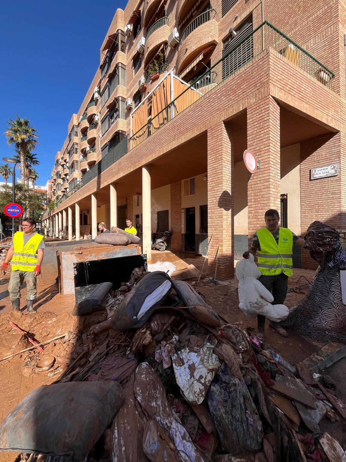 Helfer von ADRA Spanien beginnen nach den verheerenden Überschwemmungen mit den Aufräumarbeiten. Sie räumen Trümmer, Schutt und zerstörte Gegenstände aus den betroffenen Häusern und Straßen, um die Umgebung für die betroffenen Menschen wieder bewohnbar zu machen.