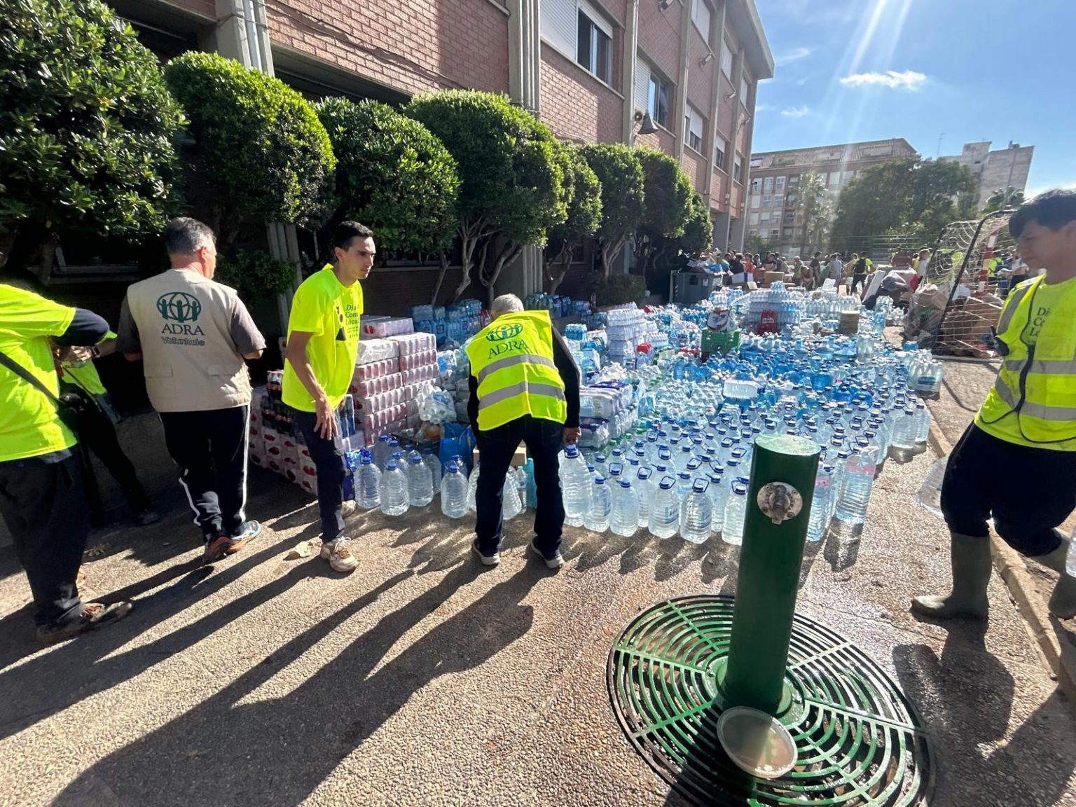 Helfer von ADRA Spanien verteilen Nahrungsmittel, Trinkwasser, Medikamente und andere lebensnotwendige Güter wie Kleidung und Hygieneartikel an betroffene Menschen in einer Krisensituation.