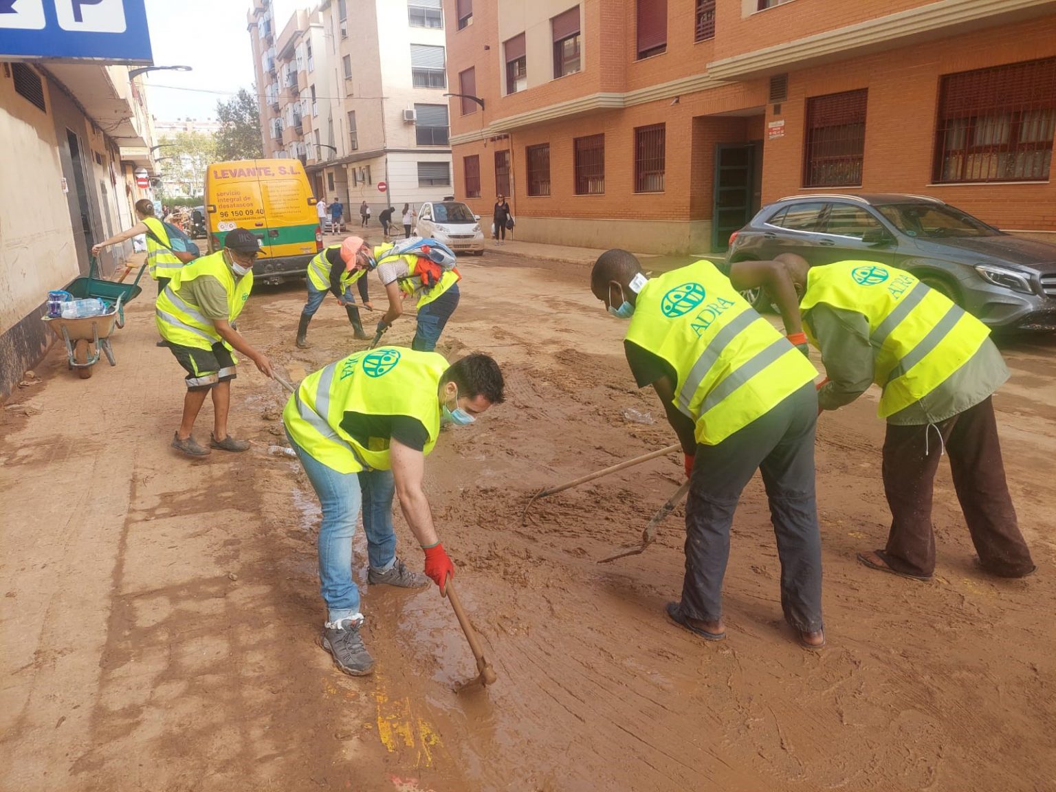 Helfer von ADRA Spanien beginnen nach den verheerenden Überschwemmungen mit den Aufräumarbeiten. Sie räumen Trümmer, Schutt und zerstörte Gegenstände aus den betroffenen Häusern und Straßen, um die Umgebung für die betroffenen Menschen wieder bewohnbar zu machen.