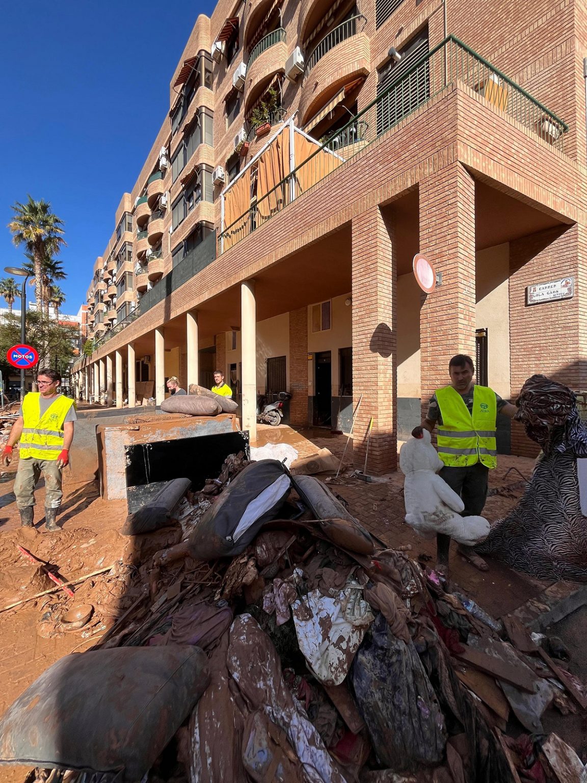 Helfer von ADRA Spanien beginnen nach den verheerenden Überschwemmungen mit den Aufräumarbeiten. Sie räumen Trümmer, Schutt und zerstörte Gegenstände aus den betroffenen Häusern und Straßen, um die Umgebung für die betroffenen Menschen wieder bewohnbar zu machen.