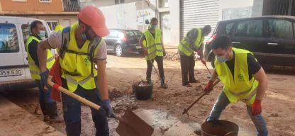 Helfer von ADRA Spanien beginnen nach den verheerenden Überschwemmungen mit den Aufräumarbeiten. Sie räumen Trümmer, Schutt und zerstörte Gegenstände aus den betroffenen Häusern und Straßen, um die Umgebung für die betroffenen Menschen wieder bewohnbar zu machen.