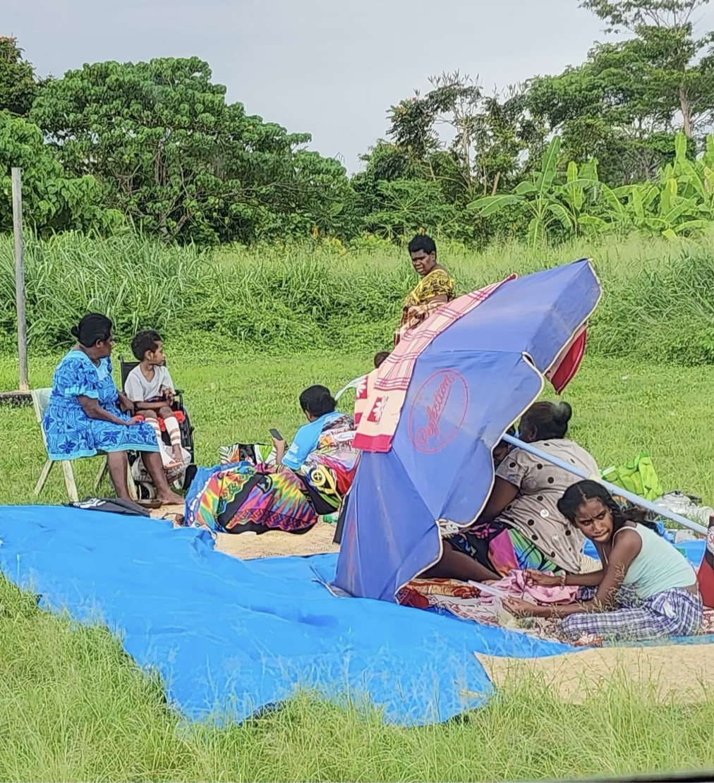 Familien, die durch das Erdbeben obdachlos wurden, schlafen im Freien. Auch aus Angst vor Nachbeben. (Foto: ADRA Vanuatu)