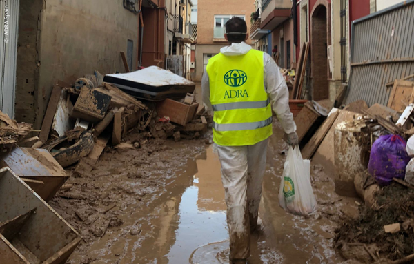 Ein ADRA-Mitarbeiter watet durch den schlammigen Boden in einem überfluteten Gebiet in Valencia nach der Hochwasserkatastrophe