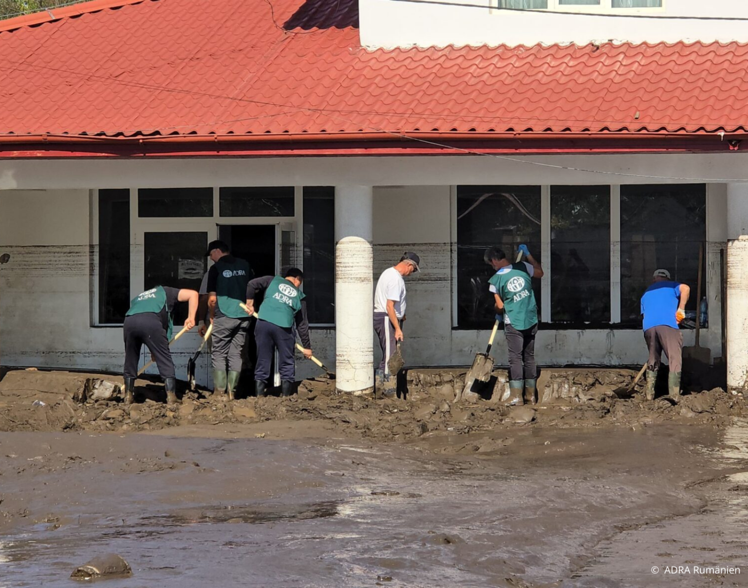 Aufräumen nach der Flut. FOTO ADRA Rumänien