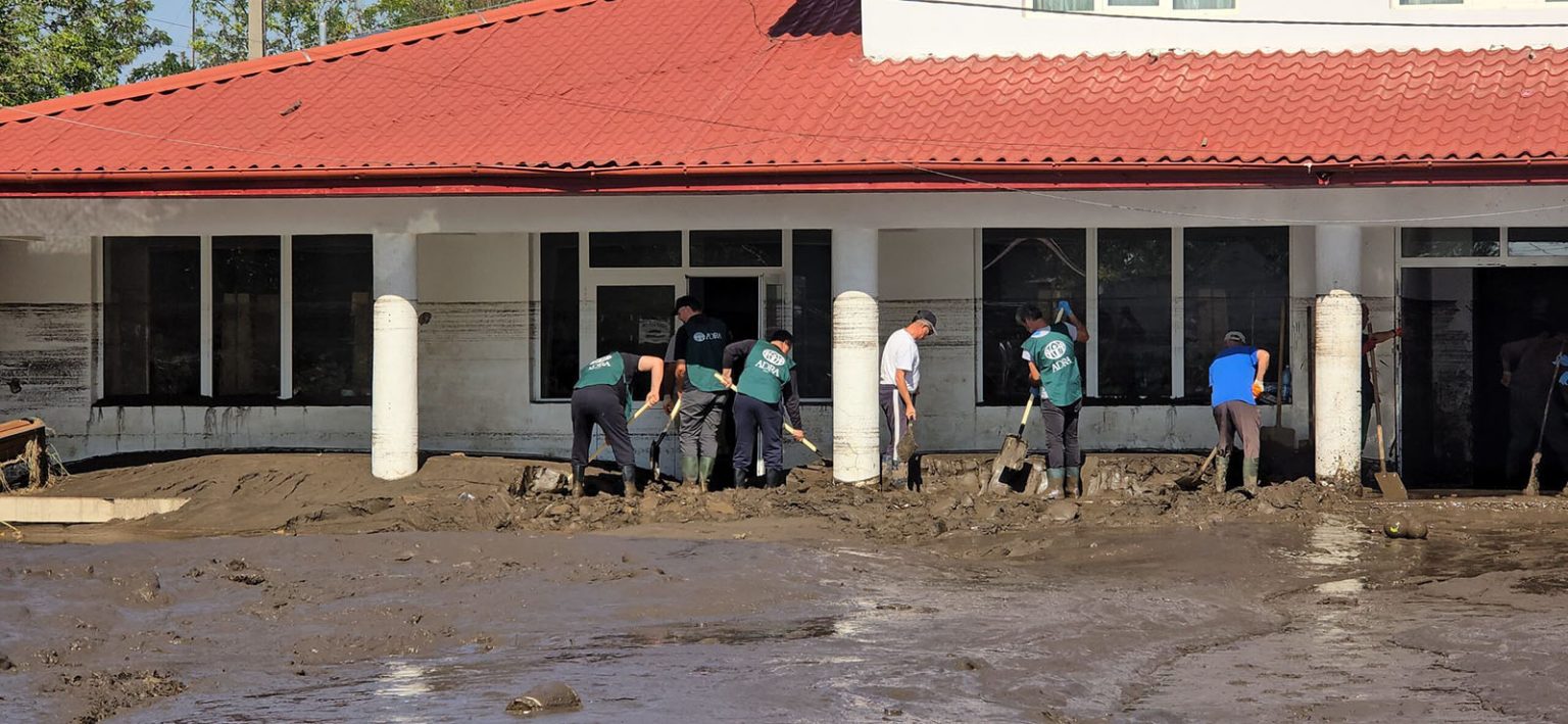 Aufräumen nach der Flut. FOTO ADRA Rumänien