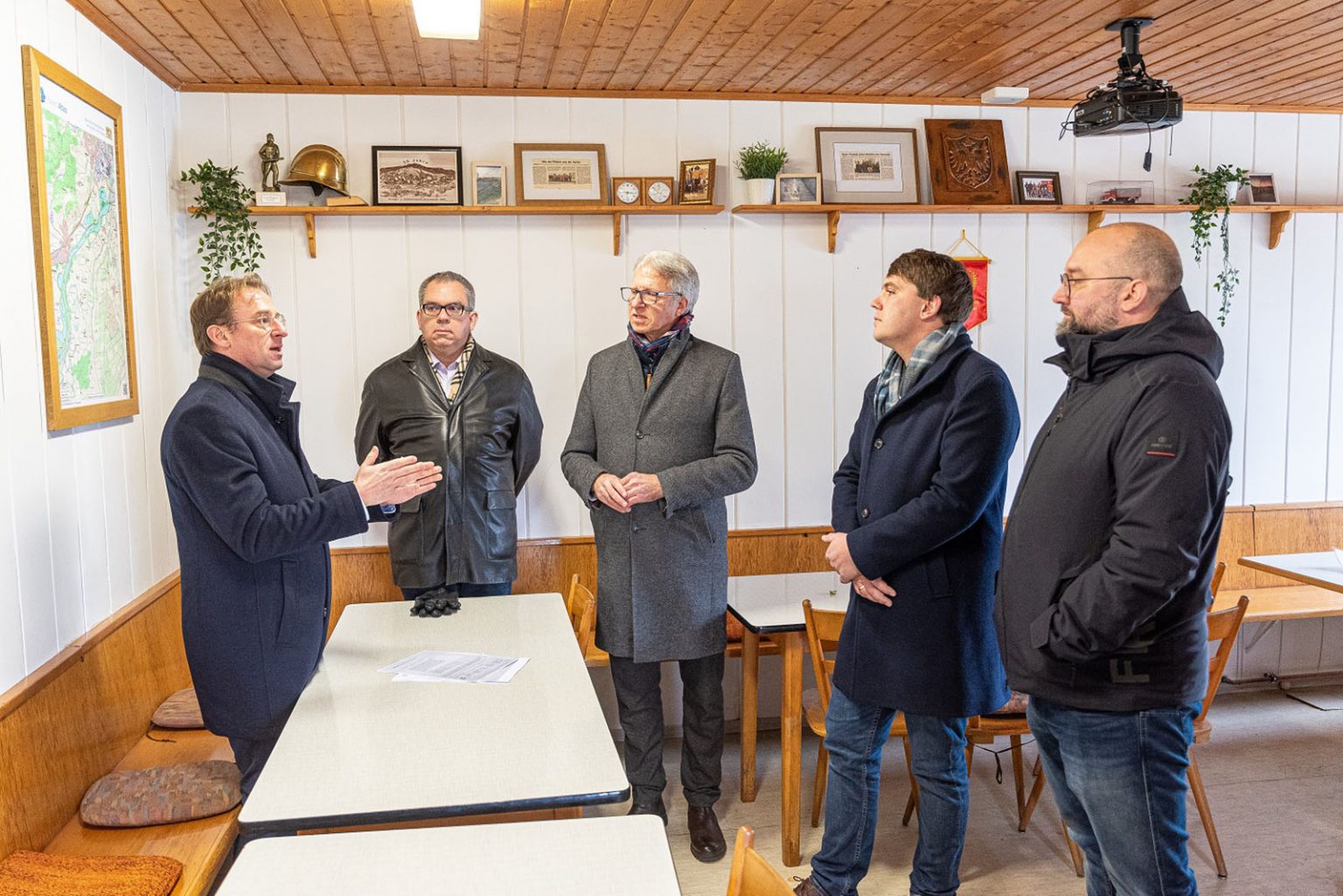 Christian Molke, Vorstand ADRA Deutschland e.V. im Gespräch mit der freiwilligen Feuerwehr. FOTO: ADRA Deutschland e.V. Andreas Lerg