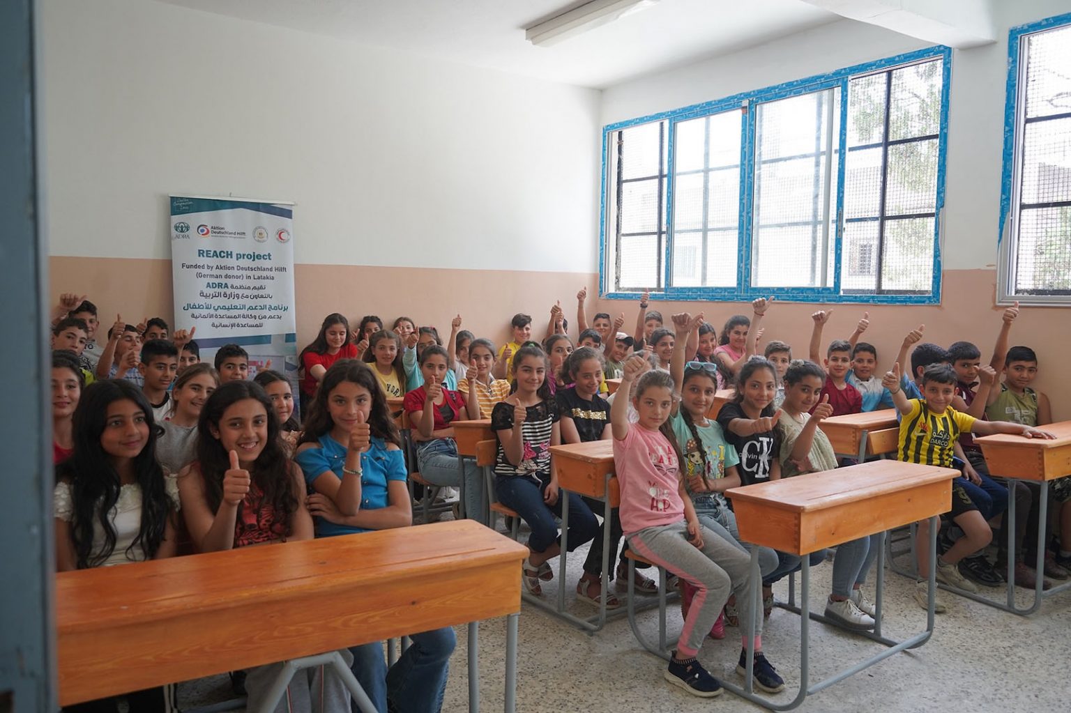 Kinder in einer Schulklasse melden sich