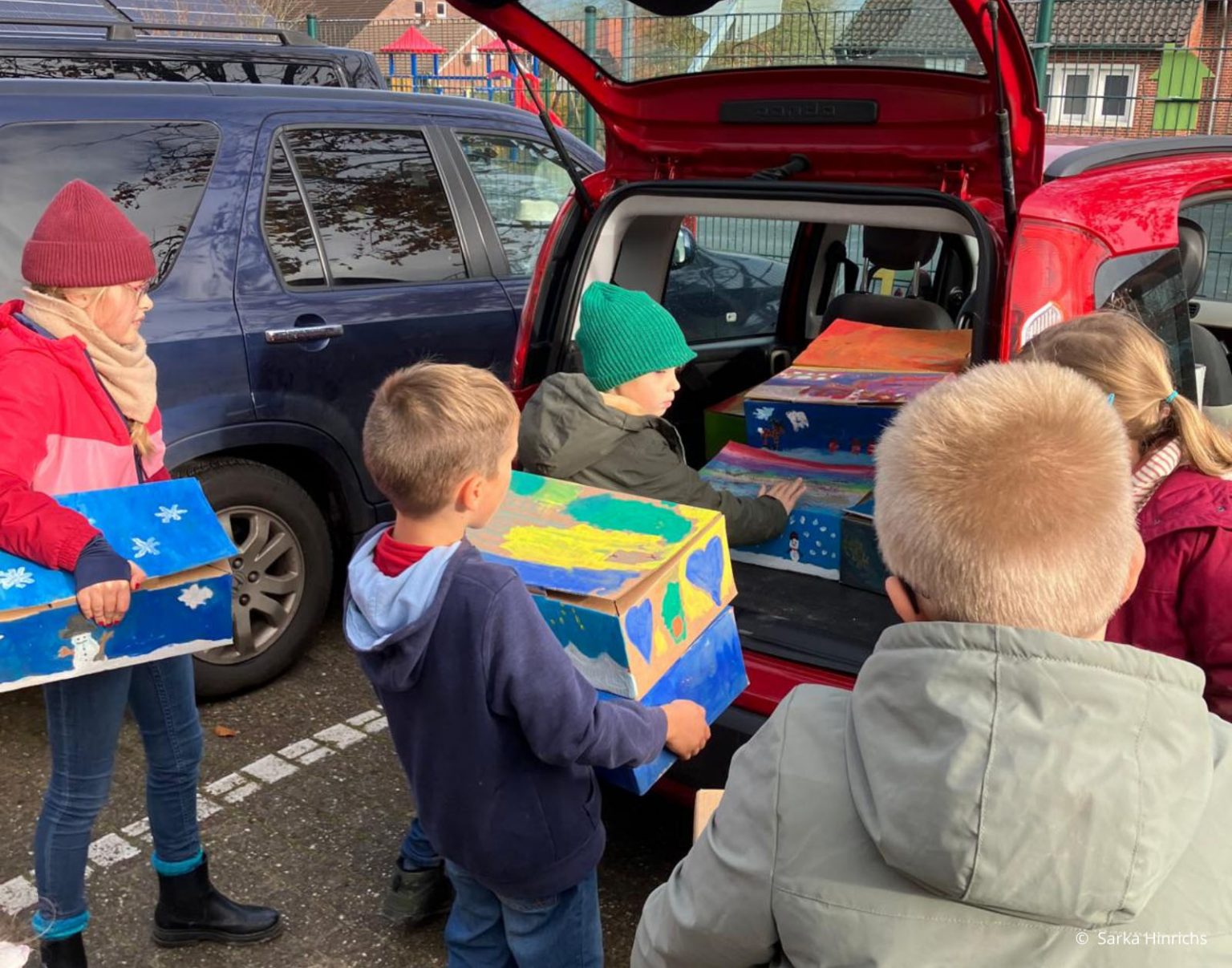 Die Kinder der Grundschule Hohenkirchen verladen ihre Pakete, die dann zur Sammelstelle gebracht werden. (Foto: Sarka Hinrichs)