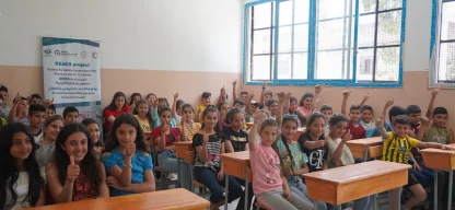 Wiederaufbau nach dem Erdbeben in Syrien & Türkei - Kinder einer Schulklasse melden sich | Bildquelle: ADRA Syrien