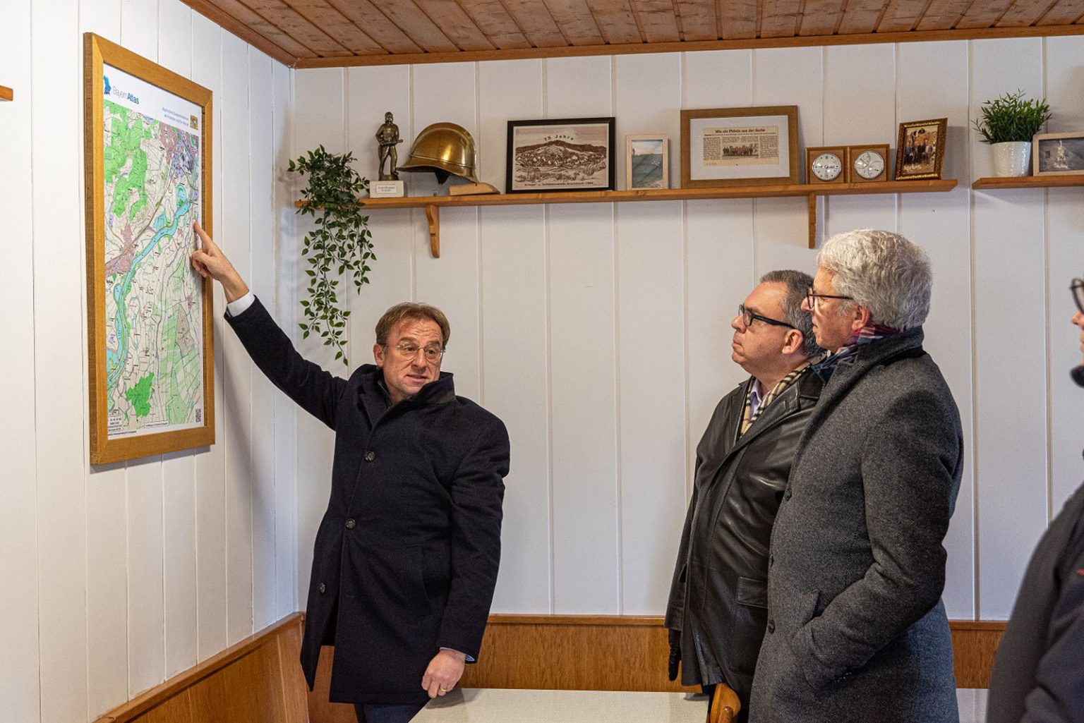 Landtagsabgeordneter Wolfgang Fackler erklärt mit einer Karte die Hochwasserlage. (Foto: ADRA Deutschland e.V. / Andreas Lerg)