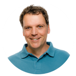 Porträt von Bert Seefeldt, Freiwilligenkoordinator bei ADRA Deutschland, freundlich lächelnd vor weißem Hintergrund.