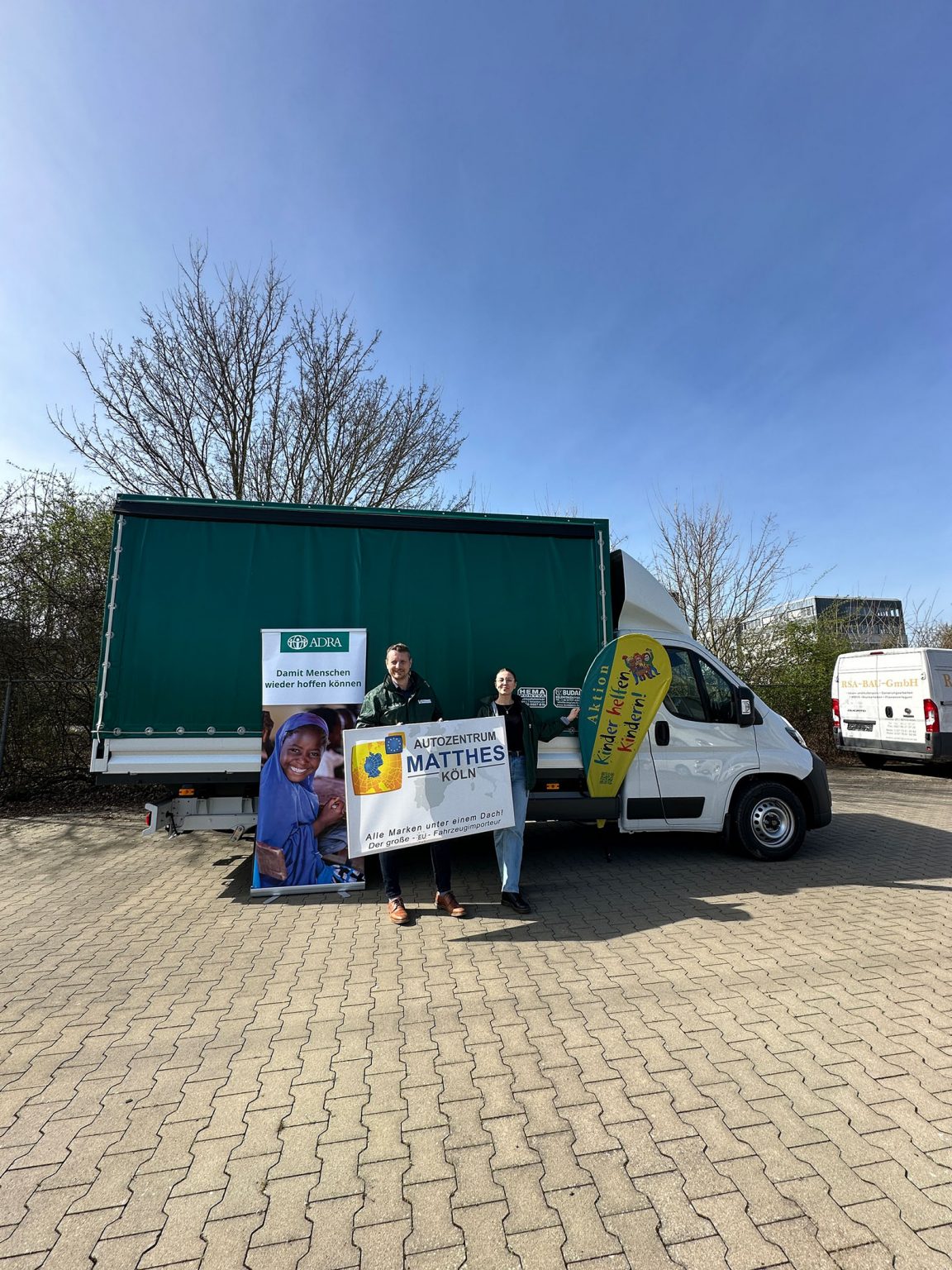 Zudem hat das Fahrzeug genug Anhängerzuglast für den großen Anhänger von ADRA Deutschland e.V. (Foto: ADRA Deutschland e.V.)