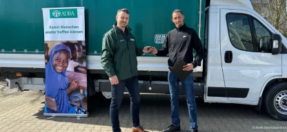 Daniel Vermoote vom Autozentrum Matthes Köln übergibt Schlüssel an Michael Weller von ADRA Deutschland e.V. (Foto: ADRA)