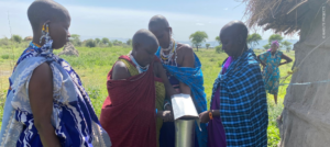Frauen aus Tansania beim Bau eines Kamins für einen energiesparenden Kochherd im Rahmen eines nachhaltigen Entwicklungsprojekts in Tansania zur Förderung umweltfreundlicher Technologien.