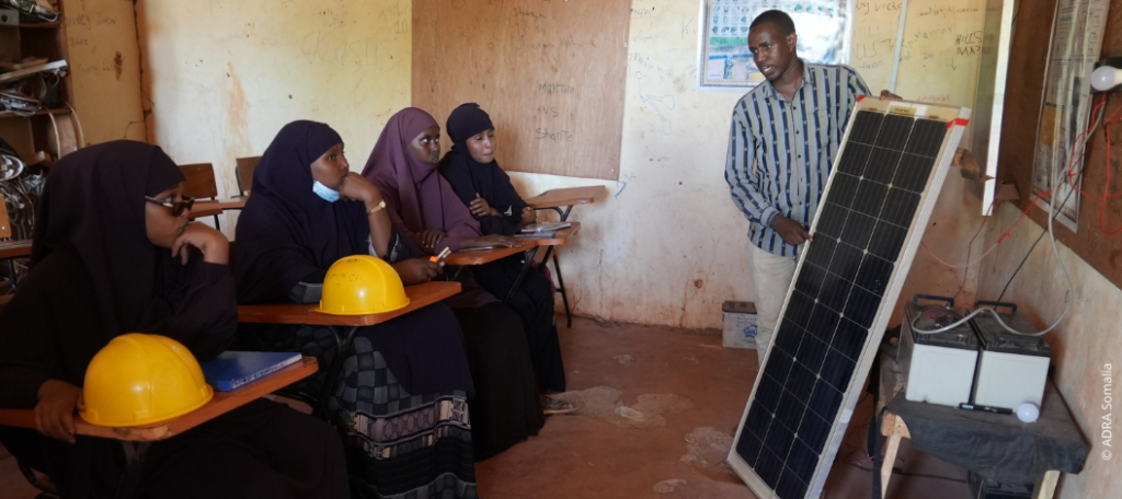 Ein Ausbilder erklärt somalischen Auszubildenden den Aufbau eines Solarmoduls im Rahmen eines ADRA-Trainings zur beruflichen Bildung im Bereich erneuerbare Energien.
