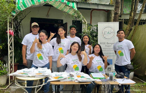 Gruppe junger Menschen in weißen T-Shirts beim BLISTT Youth Enviro Camp des ADRA-RISE-Projekts zur Umweltbildung in Benguet, Philippinen.