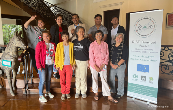 Gruppenfoto von Projektteilnehmerinnen und lokalen Organisationen im Rahmen des ADRA-RISE-Projekts für Klimaanpassung in der Region Benguet, Philippinen.