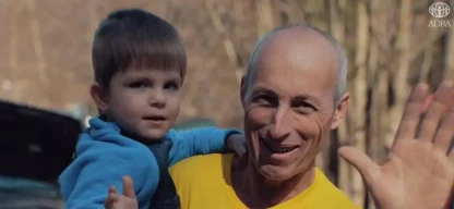 Hilfe ukrainische Flüchtlingsfamilien - Ukrainischer Vater hält Sohn Solomon im Arm – beide lächeln dankbar. ADRA half ihnen, dem Krieg zu entkommen.