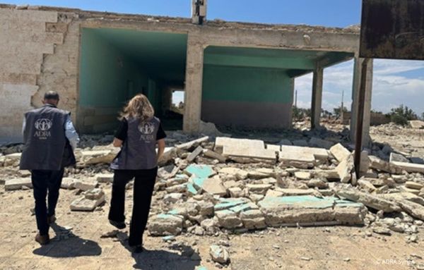 ADRA Mitarbeiter vor einer Ruine | ©ADRA Syrien