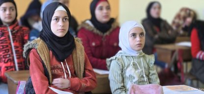 Schülerinnen sitzen aufmerksam im Unterricht in einer durch ADRA unterstützten Schule in Syrien.