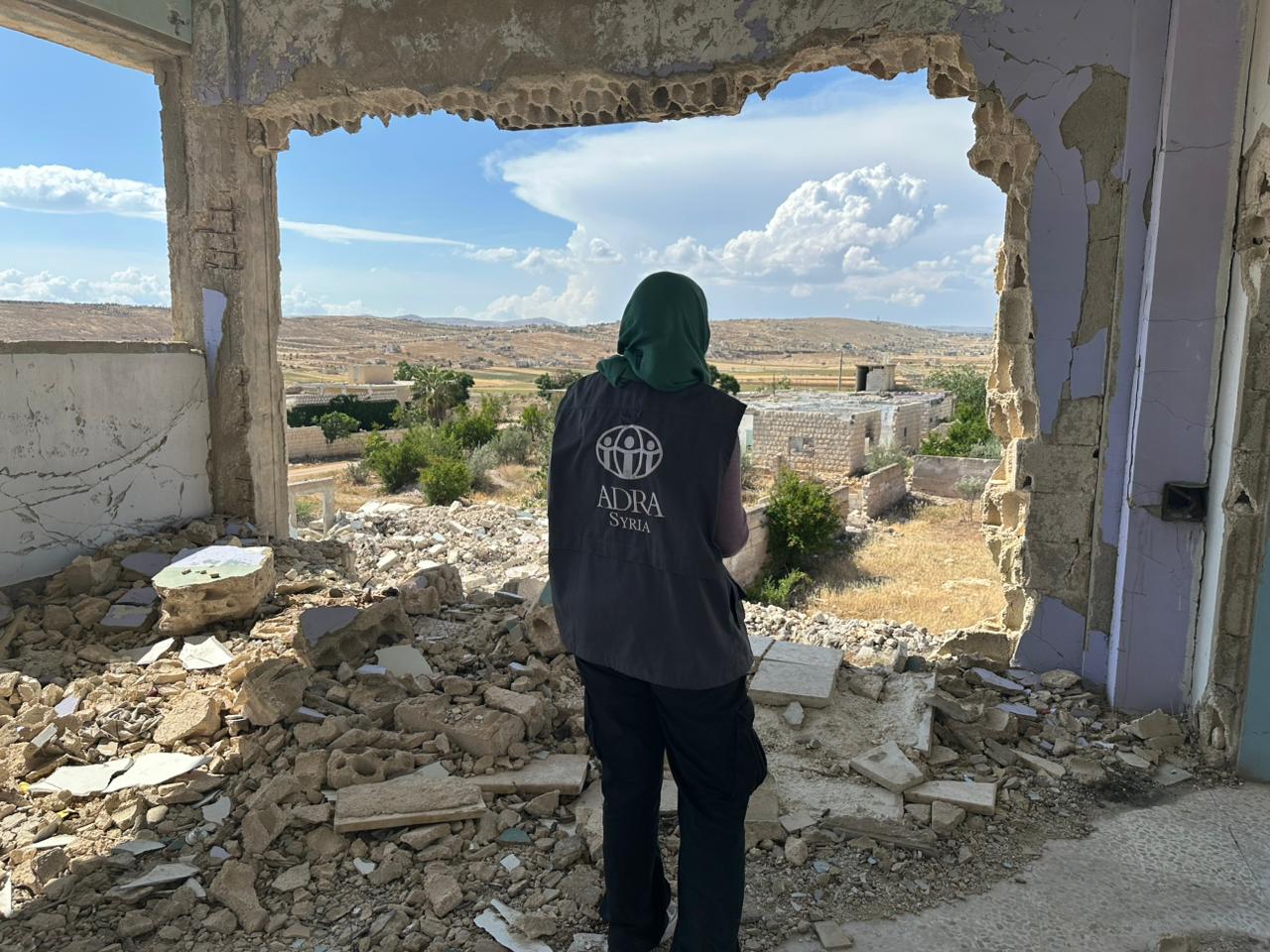 Mitarbeiterin von ADRA steht in zerstörtem Haus in Syrien. | ©ADRA Syrien