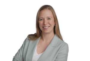 Porträt von Rebecca Schlär, Büroleiterin bei ADRA Deutschland, freundlich lächelnd vor weißem Hintergrund.
