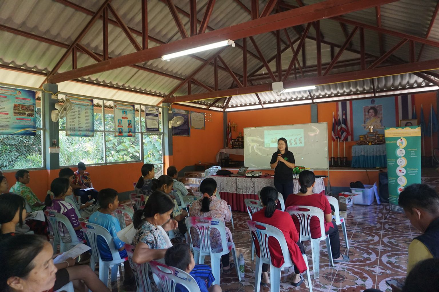 Lokale Gemeinden werden über Probleme von Ausbeutung und Menschenhandel informiert und sensibilisiert. (Foto: ADRA Thailand)