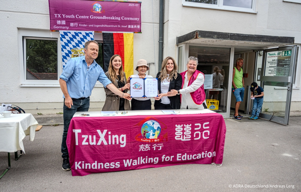 Der Kooperationsvertrag zur Sanierung des Daches ist von allen Beteiligten unterschrieben. Von links nach rechts: Jochen Semle, stellvertretender Leiter St. Josef, Dina Rodehorst, Programmkoordinatorin ADRA Deutschland e.V., Liza Lin, Präsidentin TzuXing-Stiftung, Freda Miriklis, internationale Entwicklungsberaterin TzuXing-Stiftung und Claudia Liebscher, Bereichsleiterin stationäre Wohngruppen St. Josef. (Foto: Andreas Lerg/ADRA Deutschland e.V.)