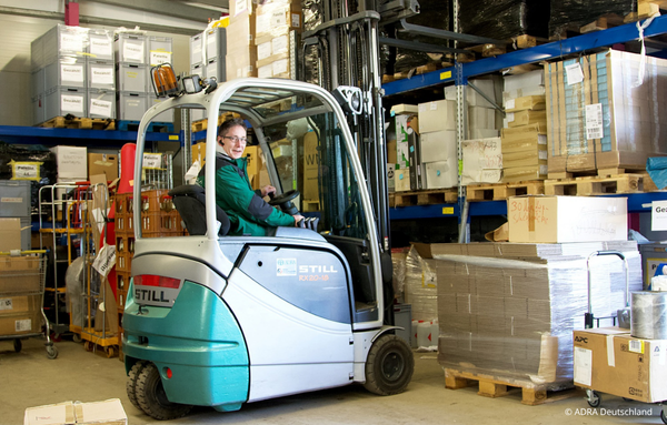 Mit dem Elektrostapler wird die Arbeit im Lager der Spendeninitiative leichter. (Foto: ADRA Deutschland e.V.)