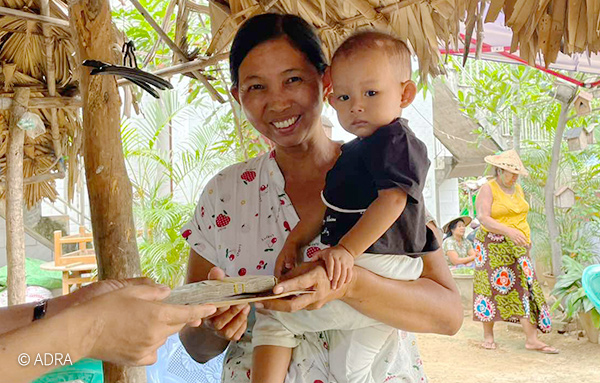 Frau in Myanmar erhält Finanzierunghilfe nach Erdbeben © ADRA Myanmar