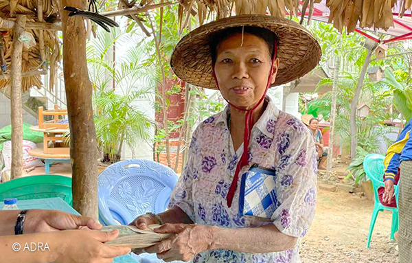 Frau in Myanmar erhält Finanzierunghilfe nach Erdbeben © ADRA Myanmar