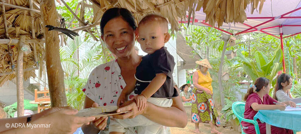 Frau in Myanmar erhält für sich und ihre Familie Finanzierunghilfe nach Erdbeben | © ADRA Myanmar